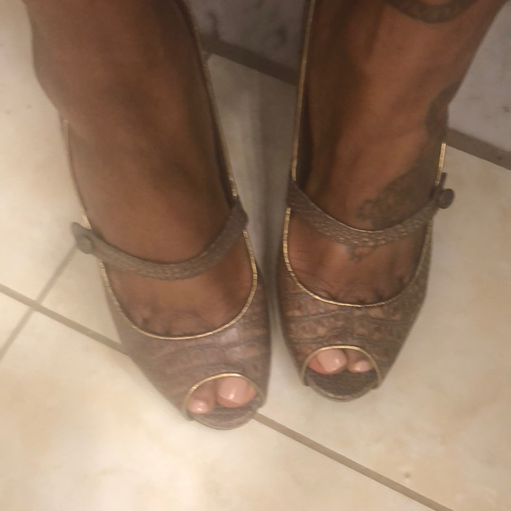 Shoes - Picture 2 of 3